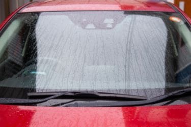 車のフロントガラスのひびから雨漏りしない理由