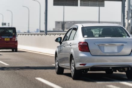 車間距離を取ることでフロントガラスの飛び石被害予防になる理由